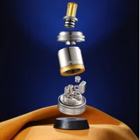 Blaze MTL RTA 3ml 22mm - Thunder Cloud x Mike Vape - Vers. FarbenDer Blaze MTL RTA, der von Thunder Cloud in Zusammenarbeit mit Mike Vapes entwickelt wurde, ist ein selbstbaubarer Verdampfer speziell für MTL.Ein Single-Coil-Deck mit zwei Polen ermöglicht einen einfachen Aufbau der Coils.3 ml Fassungsvermögen und Befüllung von oben.Präzise einstellbarer Luftstrom dank der 9 mitgelieferten Pins (0,8, 1,2, 1,4, 1,6, 2,0, 2,5, 3,0, 3,5 mm und ein Honeycomb), perfekt für MTL- bis RDL-Zug.Austauschbares 510-Drip-Tip.Robuste Konstruktion aus Edelstahl.Bündig mit Mods mit einem Durchmesser von maximal 22 mm.17520Thunder Cloud x EL54,00&nbsp;CHFsmoke-shop.ch54,00&nbsp;CHF