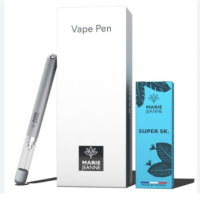 Pod CBD Vape Pen Reefer Super SK Marie Jeanne 300 mgPod CBD Vape Pen Reefer Super SK – Marie JeanneDer Pod CBD Vape Pen Reefer Super SK von Marie Jeanne überzeugt durch sein kompaktes, leichtes und diskretes Design. Das praktische Starterkit enthält alles, was für den sofortigen Einstieg benötigt wird: einen kompletten Vape Pen mit Akku, Cartridge und USB-Ladekabel sowie ein hochwertiges CBD-Liquid mit 300 mg CBD.Komplettes Starterset für unterwegsDie Reefer E-Zigarette wurde von Marie Jeanne speziell entwickelt, um ein einfaches und sofort einsatzbereites CBD-Vape-Erlebnis zu bieten. Dank des schlanken Formats mit nur 9 mm Durchmesser passt das Gerät problemlos in jede Tasche und eignet sich ideal für unterwegs.10942Marie Jeanne CBD19,90&nbsp;CHFsmoke-shop.ch19,90&nbsp;CHF