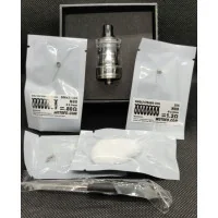 Wotofo Cog MTL RTA - 22 mm - Gunmetal (Selbstwickelverdampfer) + Extra GlastankLieferumfang1 x Wotofo COG MTL RTA2 x 2,5mm Wattestreifen1 x Dual Core Fused Clapton Coil 0,8 Ohm (Ni80)1 x 28G Rundraht Coil 1,2Ohm1 x Stück Kreuzschlitzschraubendreher1 x BenutzerhandbuchErsatzteile+ Extra Glas&nbsp;PCTG Tankglas gratis dazuWotofo stellt den neuen und sehr innovativen COG MTL RTA vor.Der COG RTA ist aus 304 Edelstahl gefertigt, wurde mit einem großen PCTG Tank ausgestattet und fasst 3ml Liquid. Befüllt wird der Tank bequem, sauber und schnell über die großen Liquidöffnungen direkt unter der Top Cap. Im COG MTL RTA findet ein Single-Coil Deck Platz, der Lufteinlass unter der Coil kann, dank einer neuartigen Technologie, bequem während des Betriebes eingestellt werden. Zusätzlich kann die Airflow natürlich auch wie gewohnt stufenlos eingestellt werden.Damit es auch gleich los gehen kann befinden sich im Lieferumfang 2 vorkonfektionierte Wattestränge mit einem Durchmesser von 2,5mm, ein Ni80 0,8 Ohm Dual Core Fused Clapton Coil und ein 28G Runddraht aus Ni80 mit einem Widerstand von 1,2Ohm.&nbsp;9313Wotofo 20,90&nbsp;CHFsmoke-shop.ch20,90&nbsp;CHF