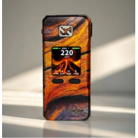 Rayden 220 Volcano Pahoehoe Rare Edition Akkuträger – BD VapeDer Rayden 220 Volcano Pahoehoe Rare Edition von BD Vape ist ein aussergewöhnlicher Hochleistungs-Akkuträger mit exklusivem Design. Sein fein graviertes Metallgehäuse und die tief wirkende Anodisierung sind von fliessender Vulkanlava inspiriert. Dadurch erhält jedes Gerät einen kraftvollen Charakter und eine besonders hochwertige Optik.Im Inneren arbeitet der schnelle und leistungsfähige XT Ultra GT 220 V1.1 Chipsatz. Die Ausgangsleistung lässt sich zwischen 5 und 220 Watt einstellen. Neben dem Bypass-Modus stehen im Power-Modus fünf unterschiedliche Leistungsprofile zur Verfügung: MTL, Soft, Normal, Hard und Pro. Im Pro-Modus kann die Leistungskurve individuell angepasst werden.Auch die Benutzeroberfläche lässt sich umfangreich personalisieren. Zur Auswahl stehen fünf verschiedene Designs sowie ein Custom-Modus, mit dem über einen Computer ein eigenes Bild importiert werden kann. Die passende Software ermöglicht ausserdem Firmware-Updates und zukünftige Funktionserweiterungen.Final Batch - Limitierte Edition 3000 Weltweit 17787BD Vape159,90 CHFsmoke-shop.ch159,90 CHF Rayden 220 Volcano Pahoehoe Rare Edition Akkuträger – BD VapeDer Rayden 220 Volcano Pahoehoe Rare Edition von BD Vape ist ein aussergewöhnlicher Hochleistungs-Akkuträger mit exklusivem Design. Sein fein graviertes Metallgehäuse und die tief wirkende Anodisierung sind von fliessender Vulkanlava inspiriert. Dadurch erhält jedes Gerät einen kraftvollen Charakter und eine besonders hochwertige Optik.Im Inneren arbeitet der schnelle und leistungsfähige XT Ultra GT 220 V1.1 Chipsatz. Die Ausgangsleistung lässt sich zwischen 5 und 220 Watt einstellen. Neben dem Bypass-Modus stehen im Power-Modus fünf unterschiedliche Leistungsprofile zur Verfügung: MTL, Soft, Normal, Hard und Pro. Im Pro-Modus kann die Leistungskurve individuell angepasst werden.Auch die Benutzeroberfläche lässt sich umfangreich personalisieren. Zur Auswahl stehen fünf verschiedene Designs sowie ein Custom-Modus, mit dem über einen Computer ein eigenes Bild importiert werden kann. Die passende Software ermöglicht ausserdem Firmware-Updates und zukünftige Funktionserweiterungen.Final Batch - Limitierte Edition 3000 Weltweit 17787BD Vape159,90 CHFsmoke-shop.ch159,90 CHF