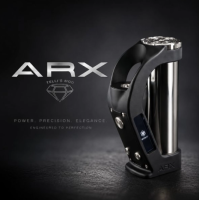 ARX DNA60C 18650 – Telli's Mod - Vorbestellung (ca. 01.10.2026)Auf Vorbestellung Lieferbar ca. 01. 10. 2026Der ARX von Telli's Mod vereint High-End-Engineering mit Racing-Inspiration: Das Design orientiert sich unverkennbar an den skulptural geformten Lufteinlässen italienischer Superbikes und verleiht dem Mod eine sportliche, unverwechselbare Optik.Im Inneren sorgt der vollständig über die Escribe-Software anpassbare Evolv DNA60C Chipset für maximale Kontrolle und Sicherheit. Die Leistung lässt sich stufenlos von 1 bis 60 Watt regulieren, während das klare, gut ablesbare Farbdisplay jederzeit alle wichtigen Werte im Blick behält.Dank seines kompakten Designs liegt der ARX äusserst ergonomisch in der Hand. Das robuste Gehäuse aus hart eloxiertem Aluminium (300HV) mit CNC-Fräsung und Edelstahl-Elementen steht für erstklassige Verarbeitung und Langlebigkeit. Verdampfer mit einem Durchmesser von bis zu 23mm schliessen bündig mit dem Gehäuse ab.Betrieben wird der ARX mit einem 18650-Akku (nicht im Lieferumfang enthalten).17792Telli's Mod - Akkuträger340,00&nbsp;CHFsmoke-shop.ch340,00&nbsp;CHF