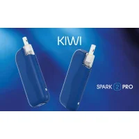 Pod-System Spark 2 Pro - Kiwi Vapor - 2ml - 1400 mAh USB CDas KIWI Spark 2 Pro kombiniert ein elegantes Pen-Design mit leistungsstarker Technik und einfacher Bedienung. Der integrierte 1400-mAh-Akku bietet laut Hersteller bis zu 48 Stunden Laufzeit und lässt sich bequem über USB-C aufladen. Eine vollständige Aufladung dauert ungefähr 90 Minuten.Dank der automatischen Zugaktivierung kommt das Spark 2 Pro ohne Tasten aus: Einfach am Mundstück ziehen und das Gerät beginnt zu dampfen. Die integrierte LED informiert über den Akkustand. Zusätzlich erinnert eine Vibration nach jeweils 20 Zügen an das eigene Dampfverhalten.Das nachfüllbare KIWI Spark Pod verfügt über eine Dual-Layer-Mesh-Coil und ermöglicht ein intensives, gleichmässiges Geschmackserlebnis. Mit dem AirSync-System lässt sich der Luftzug direkt am Pod individuell einstellen – von einem eher straffen bis zu einem offeneren Zug. Der 0,8-Ohm-Pod arbeitet mit 15 Watt und eignet sich für einen kräftigeren, feuchten Dampf. Optional sind auch 1,2-Ohm-Pods mit 10 Watt erhältlich.Die Pods sind mit dem originalen KIWI Spark sowie dem Spark 2 und Spark 2 Pro kompatibel. Laut Hersteller können sie bis zu 15-mal nachgefüllt werden und erreichen eine Lebensdauer von bis zu 10’000 Zügen – abhängig von Liquid, Nutzung und Zugverhalten.17829Kiwi - Vapor -28,00&nbsp;CHFsmoke-shop.ch28,00&nbsp;CHF