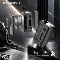 Stubby V2 AIO 18650 – Early Bird x Vaping BoganKompakter. Effizienter. Vielseitiger.Die Stubby AIO kehrt in ihrer zweiten Generation zurück – überarbeitet, verfeinert und konsequent weiterentwickelt. In enger Zusammenarbeit von Early Bird, Vaping Bogan und Orca Vape entstanden, richtet sich die Stubby V2 an anspruchsvolle Dampfer, die höchste Verarbeitungsqualität und maximale Anpassbarkeit in einem kompakten Format suchen.Der neue Navigator-80-Chipset liefert präzise und reaktionsschnelle Leistung von 5 bis 80 Watt in sechs Modi – darunter Watt, Boost, Voltage sowie Temperaturkontrolle für Nickel, Edelstahl und Titan. Gegenüber der Vorgängerversion wurde die Energieeffizienz um beeindruckende 40 % verbessert, und das Gehäuse ist rund 10 % kompakter als das Original.Der Korpus aus Luftfahrt-Aluminium und 316L-Edelstahl, vollständig CNC-gefräst, setzt in Sachen Verarbeitung Massstäbe. Das 0,99"-TFT-Display ist hell, klar und jederzeit gut ablesbar.Das Boro-AIO-System eröffnet nahezu unbegrenzte Konfigurationsmöglichkeiten: Der mitgelieferte TallBoy RBA V2 Tank ist mit allen Boro-Bridges kompatibel, und der magnetische Boro-Adapter ermöglicht einen blitzschnellen Wechsel zwischen Setups. Rückwärtskompatibilität mit Stubby-V1-Tanks ist ebenfalls gewährleistet. Die austauschbaren Designpanels runden das individuelle Erscheinungsbild ab.17838Early Bird -129,90 CHFsmoke-shop.ch129,90 CHF Stubby V2 AIO 18650 – Early Bird x Vaping BoganKompakter. Effizienter. Vielseitiger.Die Stubby AIO kehrt in ihrer zweiten Generation zurück – überarbeitet, verfeinert und konsequent weiterentwickelt. In enger Zusammenarbeit von Early Bird, Vaping Bogan und Orca Vape entstanden, richtet sich die Stubby V2 an anspruchsvolle Dampfer, die höchste Verarbeitungsqualität und maximale Anpassbarkeit in einem kompakten Format suchen.Der neue Navigator-80-Chipset liefert präzise und reaktionsschnelle Leistung von 5 bis 80 Watt in sechs Modi – darunter Watt, Boost, Voltage sowie Temperaturkontrolle für Nickel, Edelstahl und Titan. Gegenüber der Vorgängerversion wurde die Energieeffizienz um beeindruckende 40 % verbessert, und das Gehäuse ist rund 10 % kompakter als das Original.Der Korpus aus Luftfahrt-Aluminium und 316L-Edelstahl, vollständig CNC-gefräst, setzt in Sachen Verarbeitung Massstäbe. Das 0,99"-TFT-Display ist hell, klar und jederzeit gut ablesbar.Das Boro-AIO-System eröffnet nahezu unbegrenzte Konfigurationsmöglichkeiten: Der mitgelieferte TallBoy RBA V2 Tank ist mit allen Boro-Bridges kompatibel, und der magnetische Boro-Adapter ermöglicht einen blitzschnellen Wechsel zwischen Setups. Rückwärtskompatibilität mit Stubby-V1-Tanks ist ebenfalls gewährleistet. Die austauschbaren Designpanels runden das individuelle Erscheinungsbild ab.17838Early Bird -129,90 CHFsmoke-shop.ch129,90 CHF