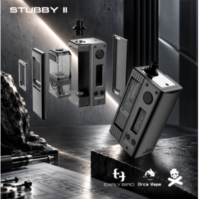 Stubby V2 AIO 18650 – Early Bird x Vaping BoganKompakter. Effizienter. Vielseitiger.Die Stubby AIO kehrt in ihrer zweiten Generation zurück – überarbeitet, verfeinert und konsequent weiterentwickelt. In enger Zusammenarbeit von Early Bird, Vaping Bogan und Orca Vape entstanden, richtet sich die Stubby V2 an anspruchsvolle Dampfer, die höchste Verarbeitungsqualität und maximale Anpassbarkeit in einem kompakten Format suchen.Der neue Navigator-80-Chipset liefert präzise und reaktionsschnelle Leistung von 5 bis 80 Watt in sechs Modi – darunter Watt, Boost, Voltage sowie Temperaturkontrolle für Nickel, Edelstahl und Titan. Gegenüber der Vorgängerversion wurde die Energieeffizienz um beeindruckende 40 % verbessert, und das Gehäuse ist rund 10 % kompakter als das Original.Der Korpus aus Luftfahrt-Aluminium und 316L-Edelstahl, vollständig CNC-gefräst, setzt in Sachen Verarbeitung Massstäbe. Das 0,99"-TFT-Display ist hell, klar und jederzeit gut ablesbar.Das Boro-AIO-System eröffnet nahezu unbegrenzte Konfigurationsmöglichkeiten: Der mitgelieferte TallBoy RBA V2 Tank ist mit allen Boro-Bridges kompatibel, und der magnetische Boro-Adapter ermöglicht einen blitzschnellen Wechsel zwischen Setups. Rückwärtskompatibilität mit Stubby-V1-Tanks ist ebenfalls gewährleistet. Die austauschbaren Designpanels runden das individuelle Erscheinungsbild ab.17838Early Bird -129,90 CHFsmoke-shop.ch129,90 CHF Stubby V2 AIO 18650 – Early Bird x Vaping BoganKompakter. Effizienter. Vielseitiger.Die Stubby AIO kehrt in ihrer zweiten Generation zurück – überarbeitet, verfeinert und konsequent weiterentwickelt. In enger Zusammenarbeit von Early Bird, Vaping Bogan und Orca Vape entstanden, richtet sich die Stubby V2 an anspruchsvolle Dampfer, die höchste Verarbeitungsqualität und maximale Anpassbarkeit in einem kompakten Format suchen.Der neue Navigator-80-Chipset liefert präzise und reaktionsschnelle Leistung von 5 bis 80 Watt in sechs Modi – darunter Watt, Boost, Voltage sowie Temperaturkontrolle für Nickel, Edelstahl und Titan. Gegenüber der Vorgängerversion wurde die Energieeffizienz um beeindruckende 40 % verbessert, und das Gehäuse ist rund 10 % kompakter als das Original.Der Korpus aus Luftfahrt-Aluminium und 316L-Edelstahl, vollständig CNC-gefräst, setzt in Sachen Verarbeitung Massstäbe. Das 0,99"-TFT-Display ist hell, klar und jederzeit gut ablesbar.Das Boro-AIO-System eröffnet nahezu unbegrenzte Konfigurationsmöglichkeiten: Der mitgelieferte TallBoy RBA V2 Tank ist mit allen Boro-Bridges kompatibel, und der magnetische Boro-Adapter ermöglicht einen blitzschnellen Wechsel zwischen Setups. Rückwärtskompatibilität mit Stubby-V1-Tanks ist ebenfalls gewährleistet. Die austauschbaren Designpanels runden das individuelle Erscheinungsbild ab.17838Early Bird -129,90 CHFsmoke-shop.ch129,90 CHF